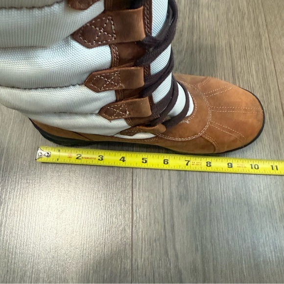 Timberland Sherpa-Lined Tan Winter Boots with White Trim - Picture 7 of 7